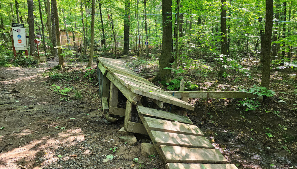 Passerelle de bois pour vélo de montagne